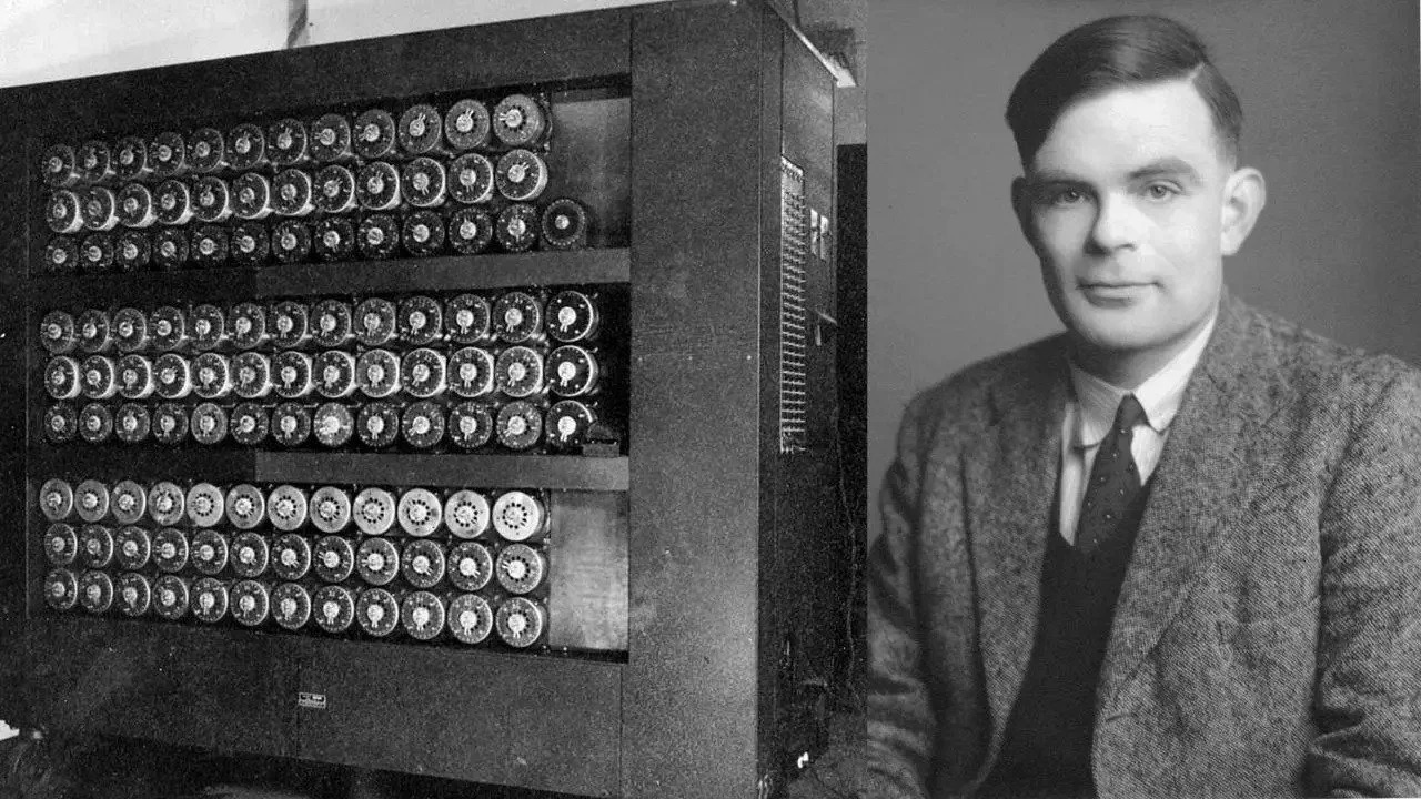 Alan Turing junto a la máquina Bombe